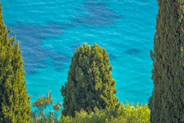 Monako yakınlarındaki Akdeniz kıyısında Roquebrune-Cap-Martin köyü..