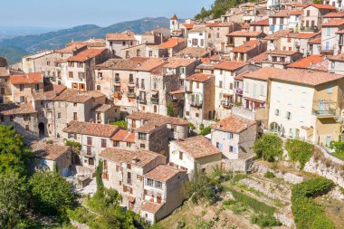 Peille, Cte d 'Azur' daki en güzel tepe köylerinden biri. Yamaçta kurulmuş ortaçağ köyü.