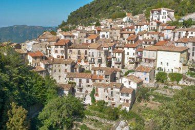 Peille, Cte d 'Azur' daki en güzel tepe köylerinden biri. Yamaçta kurulmuş ortaçağ köyü.