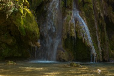 Arbois yakınlarındaki tufa şelalesi. Kristal berrak şelale, güçlü şelale.