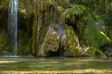 Arbois yakınlarındaki tufa şelalesi. Kristal berrak şelale, güçlü şelale.