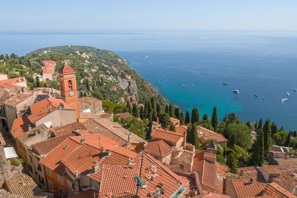 Monako yakınlarındaki Akdeniz kıyısında Roquebrune-Cap-Martin köyü..