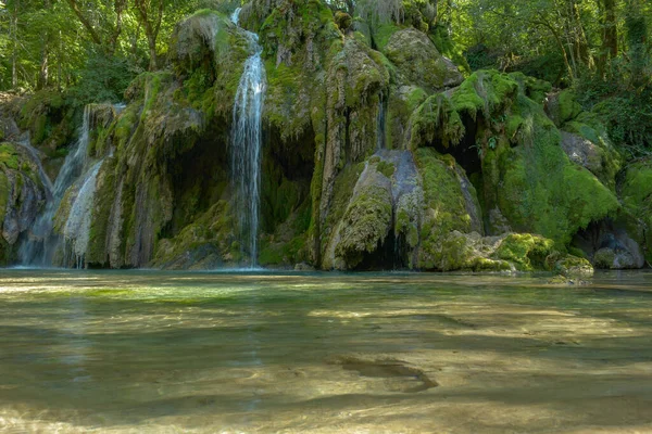 Vattenfallet Tufa Nära Arbois Kristallklart Vattenfall Kraftigt Vattenfall — Stockfoto