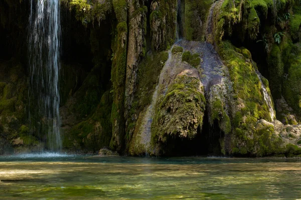 Arbois附近的Tufa瀑布水晶般清澈的瀑布 强大的瀑布 — 图库照片