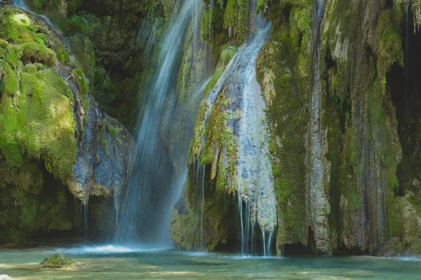 Vattenfallet Tufa Nära Arbois Kristallklart Vattenfall Kraftigt Vattenfall — Stockfoto