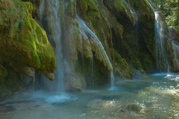 Vattenfallet Tufa Nära Arbois Kristallklart Vattenfall Kraftigt Vattenfall — Stockfoto