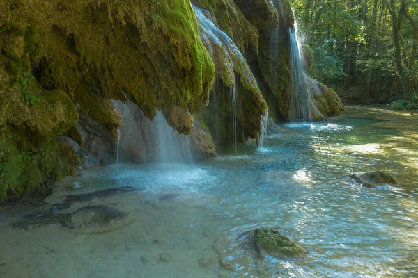 Vattenfallet Tufa Nära Arbois Kristallklart Vattenfall Kraftigt Vattenfall — Stockfoto