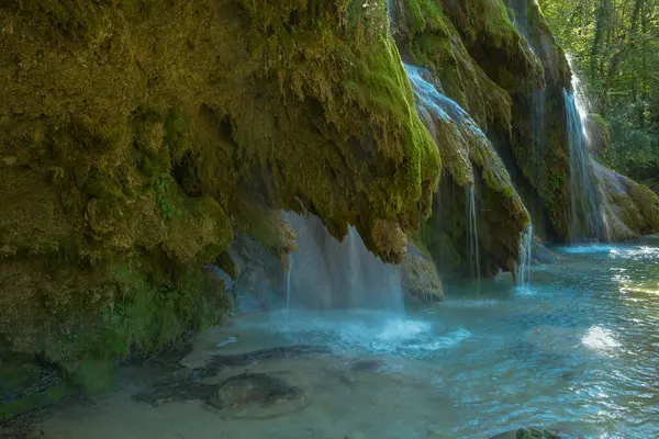 Vattenfallet Tufa Nära Arbois Kristallklart Vattenfall Kraftigt Vattenfall — Stockfoto