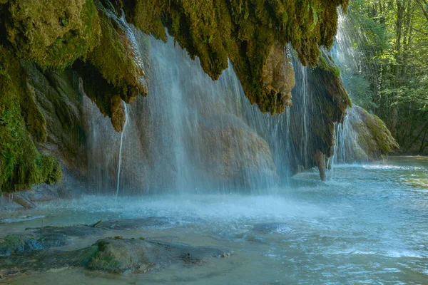 Vattenfallet Tufa Nära Arbois Kristallklart Vattenfall Kraftigt Vattenfall — Stockfoto