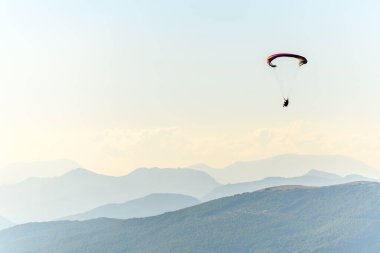 Dağların üzerinden paraşütle atlama uçuşu. Drome, Fransa.