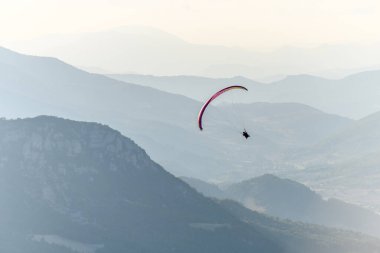 Dağların üzerinden paraşütle atlama uçuşu. Drome, Fransa.