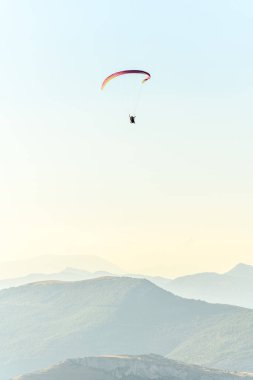 Dağların üzerinden paraşütle atlama uçuşu. Drome, Fransa.