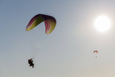 Dağların üzerinden paraşütle atlama uçuşu. Drome, Fransa.