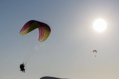 Dağların üzerinden paraşütle atlama uçuşu. Drome, Fransa.