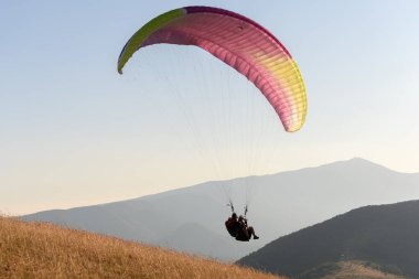 Dağların üzerinden paraşütle atlama uçuşu. Drome, Fransa.