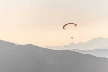 Dağların üzerinden paraşütle atlama uçuşu. Drome, Fransa.