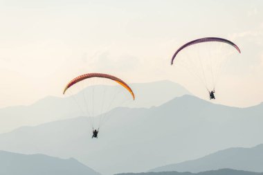 Dağların üzerinden paraşütle atlama uçuşu. Drome, Fransa.
