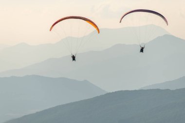 Dağların üzerinden paraşütle atlama uçuşu. Drome, Fransa.