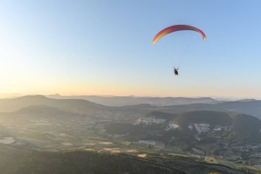 Dağların üzerinden paraşütle atlama uçuşu. Drome, Fransa.