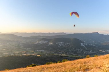 Dağların üzerinden paraşütle atlama uçuşu. Drome, Fransa.