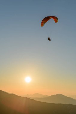 Dağların üzerinden paraşütle atlama uçuşu. Drome, Fransa.