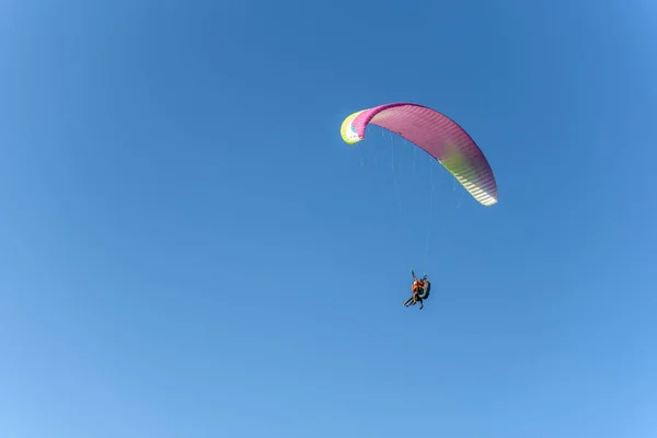 山の上の空気中でパラグライダー フランスのドローム — ストック写真