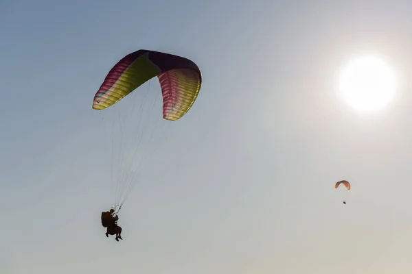 Ejtőernyős Repülés Levegőben Hegyek Felett Drome Franciaország — Stock Fotó