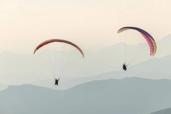 Gleitschirmflug Der Luft Über Den Bergen Drome Frankreich — Stockfoto