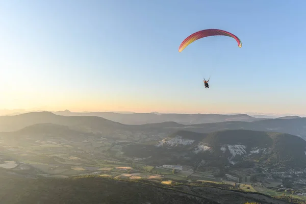 Gleitschirmflug Der Luft Über Den Bergen Drome Frankreich — Stockfoto