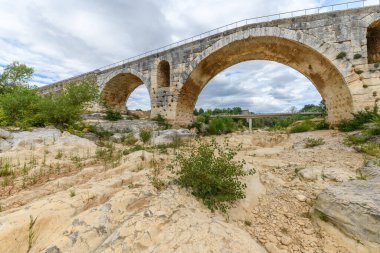 Julien köprüsü, Calavon nehri üzerindeki Roma köprüsü. Luberon 'daki Roma köprüsü Via Domitia' da yer alıyor..