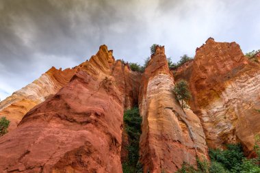Roussillon köyünün yakınındaki Luberon ocher. Provence 'de jeolojik harikalar.