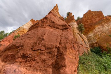 Roussillon köyünün yakınındaki Luberon ocher. Provence 'de jeolojik harikalar.