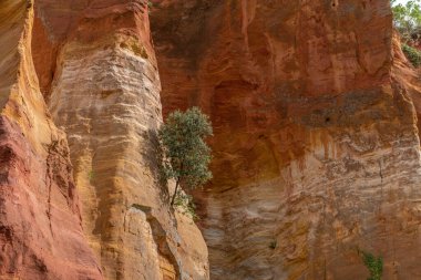 Roussillon köyünün yakınındaki Luberon ocher. Provence 'de jeolojik harikalar.