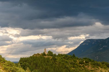 Saint-Vincent-sur-Jabron 'daki Jabron Vadisi' ndeki Saint-Vincent Kilisesi manzarası. Dağ yemi. Kaynak.