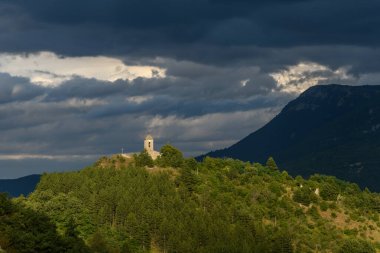 Saint-Vincent-sur-Jabron 'daki Jabron Vadisi' ndeki Saint-Vincent Kilisesi manzarası. Dağ yemi. Kaynak.