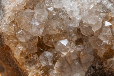 Canlı kuvars kristalleri kaya oluşumlarıyla karışır ve doğal bahar atmosferindeki ışığı yakalar. Jeolojinin zenginliği meraklıların ilgisini çekiyor.