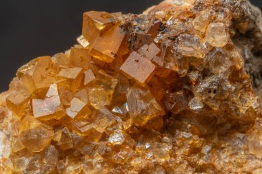 Mavi ve turuncu renkli parlak kristaller bu mineral formasyonunda görülebilir. Parıldıyorlar ve doğal ortamda ilginç dokular gösteriyorlar. Bas Rhin, Alsace, Fransa, Avrupa.