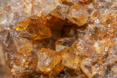 Mavi ve turuncu renkli parlak kristaller bu mineral formasyonunda görülebilir. Parıldıyorlar ve doğal ortamda ilginç dokular sergiliyorlar..