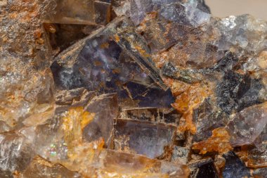 Bu sahne kuvars ve florit kristalleri içeren büyük kaya parçalarını gösteriyor. Minerallerin yansımaları ve renkleri doğal ortamda dikkat çeker..