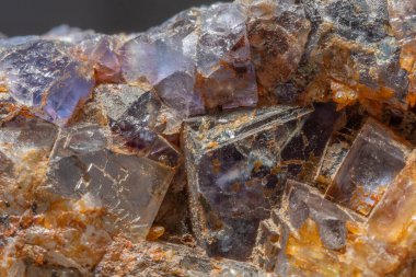 Bu sahne kuvars ve florit kristalleri içeren büyük kaya parçalarını gösteriyor. Minerallerin yansımaları ve renkleri doğal ortamda dikkat çeker..