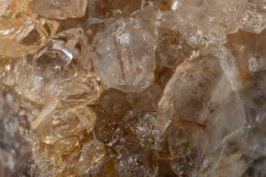 Parlak, açısal kristaller bir kaya parçasında görülebilir. Işık onların dokusunu ve rengini vurgular. Bu mineral oluşumu büyüleyici ve ilgi çekici..