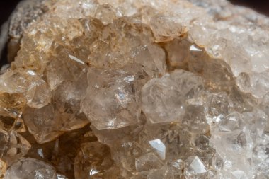 Parlak, açısal kristaller bir kaya parçasında görülebilir. Işık onların dokusunu ve rengini vurgular. Bu mineral oluşumu büyüleyici ve ilgi çekici..