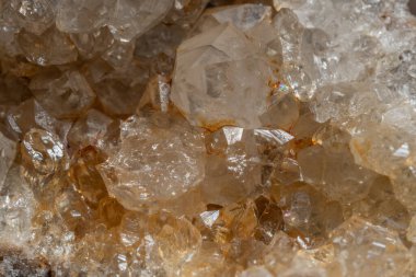 Parlak, açısal kristaller bir kaya parçasında görülebilir. Işık onların dokusunu ve rengini vurgular. Bu mineral oluşumu büyüleyici ve ilgi çekici..