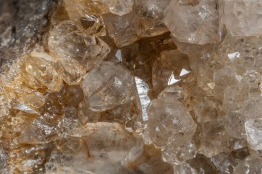 Parlak, açısal kristaller bir kaya parçasında görülebilir. Işık onların dokusunu ve rengini vurgular. Bu mineral oluşumu büyüleyici ve ilgi çekici..