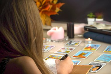 Bulanık resimli tarot kartları, çalışma. - Evet. Yüksek kalite fotoğraf