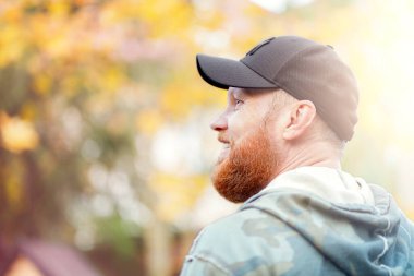 Bulanık sonbahar arka planında kızıl sakallı bir adam. Yüksek kalite fotoğraf