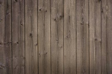 Düğümlü ve tırnak delikli klasik kahverengi ahşap arka plan dokusu. Eski boyalı ahşap duvar. Kahverengi soyut arka plan. Klasik, koyu renk, yatay tahtalar. Kopyalama alanı ile ön görünüm