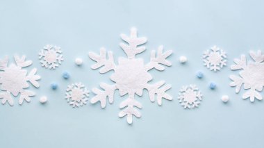 Mavi arka planda bulanık kar taneleri olan bir Noel kompozisyonu. Yüksek kaliteli fotoğraf.