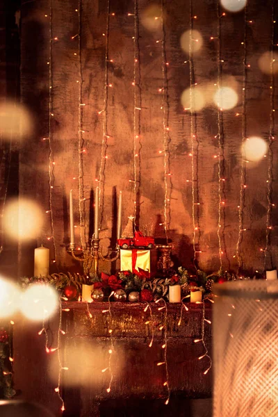 新年ごあいさつカードコンセプト クリスマスをぼやけている パーティー用品 キャンドル ギフト ライトと暖炉 高品質の写真 — ストック写真