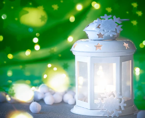 Lanterna Natale Sfocata Con Luci Sfocate Sullo Sfondo Verde Copia — Foto Stock